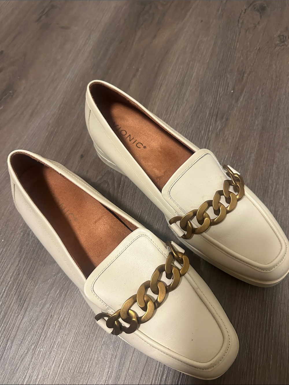 Vionic Cream Leather Loafers with Gold Chain Accent size 8